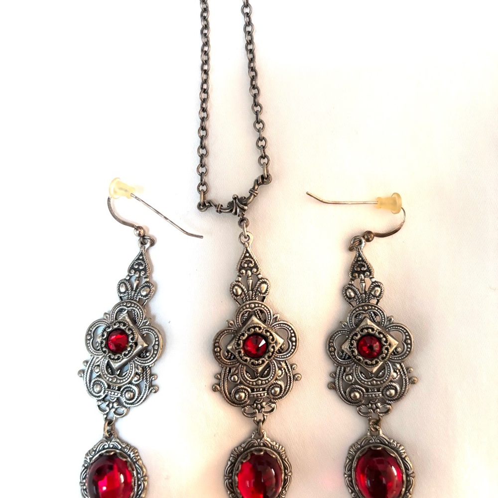 Elegant silver and ruby colored costume Jewelry Set